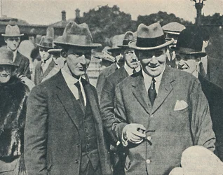 Ankomst til England. Kaptein Cecil Foster og hans overbetjent Gravesend, august, 1923, 1936