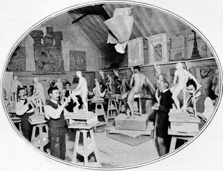 Kunststudenter i en skulpturmodelleringsklasse, London, c1900 1901