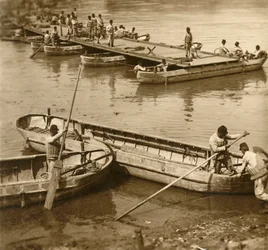 Montering av en pongtongbro, c1914-c1918