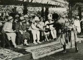 I Suva, Fiji. Presenterer en Tabua-tann av spermhvalen ...1927, 1937.