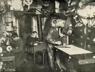 På bunnen av havet. I garderoben til en ubåt, 1919.