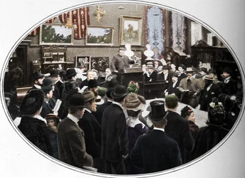 Auksjon pågår hos Phillips auctioneers, London, c1901 1901