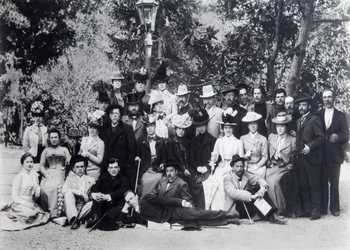 Forfatter Maxim Gorky og Anton Chekhov mellom skuespillerne ved Moskva kunstteater, 1900