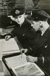 BOAC-navigasjonsoffiserer som utarbeider en flyplan, andre verdenskrig, c1939-c1944 1946.