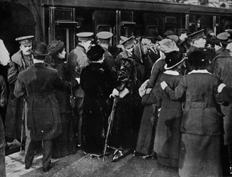 Tilbake til skyttergravene fra Victoria Station, London, 1915.