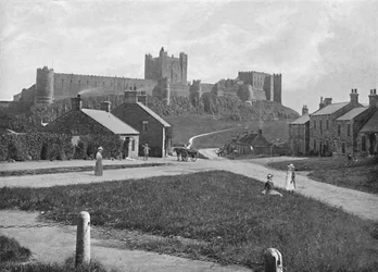 Bamborough Castle, fra landsbyen, c1896