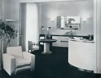 Barhjørne i en spisestue designet av Jacques Adnet, c1940