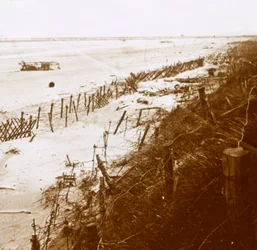 Piggtrådbarrierer på stranden, Nieuwpoort-Bad, Flandern, Belgia, c1914-c1918