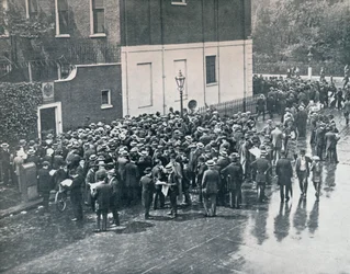 Før England erklærte krig: Tyske reservister ventet utenfor det tyske konsulatet i London, 1914