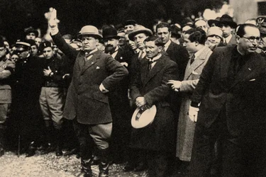 Benito Mussolini, mellom medlemmene av fascistpartiet, kort tid etter marsen mot Roma.