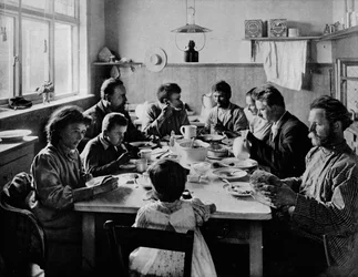 Frokosttid, c1910, 1911