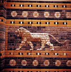 Mursteinrelieff av en løve på veggene til Den hellige vei som fører til Ishtar-porten, Babylon, c580 f.Kr.