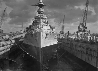 Britisk slagskip HMS Malaya i en flytebrygge, Malta, c1937
