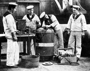 Britiske sjømenn kobler en gruve, første verdenskrig, 1914