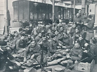 Britiske tropper spiste et måltid på en fransk jernbanestasjon, c1914
