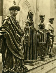 Bronse statuer i Hofkirche, Innsbruck, Tyrol, Østerrike, c1935.