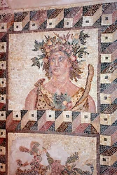Vårbyste - Detalj av Four Season-panelet - Paphos-mosaikker, Dionysos-huset - Slutten av det 2. århundre e.Kr. - Kypros - Personification du Printemps - Detalj av mosaikken til de fire årstidene - Mosaikkene fra Paphos, Dionysos-huset - Slutt II Århundre e