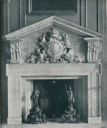 Utskåret marmorskorstein av William Kent 1685-1748. I den offentlige spisesalen på Hampton Court,