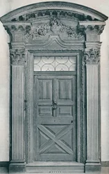 Utskåret tredøråpning, tidlig attende århundre, 1909