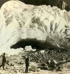Huleaktig munning av enorme Briksdalsbreen der smeltende is danner fjellstrømmer, Norge, c1905.