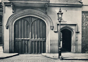 Charterhouse. Eksteriør av inngangsporten, 1925