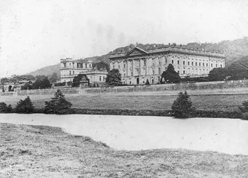 Chatsworth House fra over elven Derwent, Derbyshire, sent på 1800- eller begynnelsen av 1900-tallet