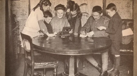 Barn som tømmer sparebøssene sine for å investere i krigslån, c1917, 1935