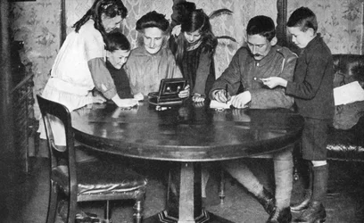 Barn som tømmer sparebøssene sine for å investere i krigsobligasjoner, 1936