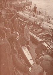 Rengjøring og justering av torpedoer, c1917 1919