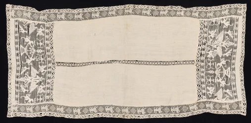 Klut med kant av kronede dobbelthodede ørner med forskjellige emblemer, fugler..., 1800-tallet.