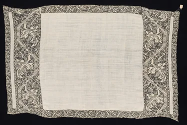 Klut med kant av vegetabilsk mønster, 1800-tallet.