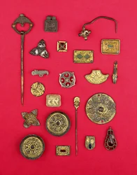 Samling av angelsaksiske og keltiske smykker, inkludert fester av forgylt bronse, tallerken- og korsformede brosjer og et merovinger-anheng, fra 1. til 7. århundre e.Kr. (bronse)