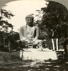 Kolossal statue av Buddha, æret av japanerne, i et sylvisk tempel, Kamakura, Japan, ca 1900.