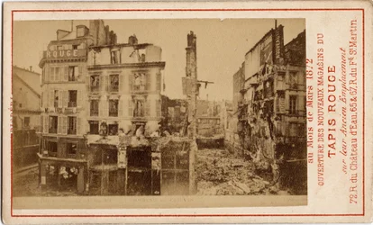Commune de Paris (1871): åpning av varehusene i Carpet Rouge, et reklamekort som viser bygningen et år før, i ruiner under kommunen. Trykk på papp Dim. 6,3x10 cm