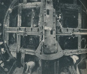 Sammensatt storhodeskjold som ødelegger en barriere mellom to land, c1935
