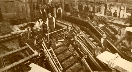Konstruerer rulletrapper ved Bank Station, London, c1930.