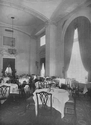 Hjørne av hovedspisestuen som viser fine koloniale detaljer, Roosevelt Hotel, New York City, 1924