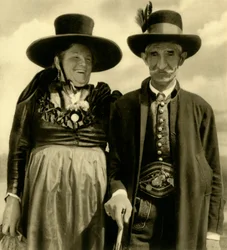 Par i tradisjonell kjole, Sankt Lambrecht, Steiermark, Østerrike, c1935.
