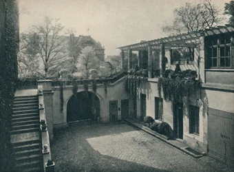 Gårdsplassen til Private House, 13 Boulevard Des Invalides, Paris. Endringer av Paul Huillard, c1927