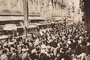 Folkemengder i Oxford Street under helligdagen etter kong Georg VIs kroning, 1937