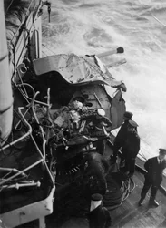 Skadet luftvernpistol på det britiske slagskipet HMS Malaya, utenfor kysten av Portugal, 1937