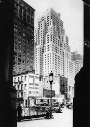 Den 40-etasjers bygningen til Standard Oil Company og tollhovedkvarteret til høyre. New York. Rundt 1935