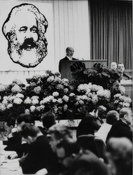 Formannen for statsrådet i den tyske demokratiske republikken Walter Ulbricht på et møte i anledning 150-årsdagen til Karl Marx. Berlin kongresshall. 2. mai 1968