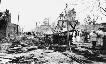 Jordskjelvskader og en brent bil, King Street, Kingston, Jamaica, 1907