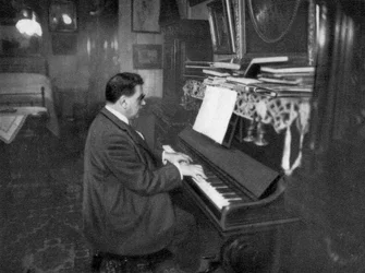 Edouard Herriot , fransk radikal politiker, spiller piano, 1925