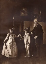Elizabeth Angela Marguerite Bowes-Lyon, i en dansetime med broren, 1909