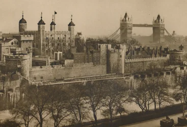 Omstridte vollene til Tower of London sett på lag fra de høye varehusene i Tower Hill