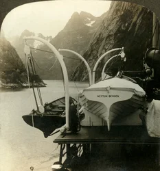 På vei til Nordkapp langs stupbratte klipper langs Lyngenfjord, Norge, c1905.
