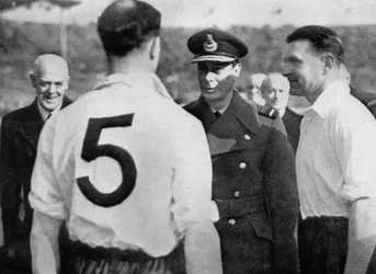Den engelske fotballspilleren Eddie Hapgood møter kong George VI, c1937-c1944