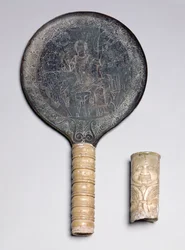 Etruskisk speil i elfenben med gravert dekor som viser Odyssevs truende krets; Ivory Gorgoneion-håndtak, 4. århundre f.Kr. (bronse og elfenben)